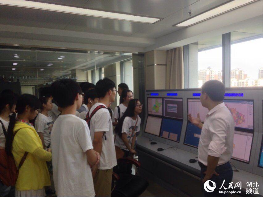 南京大学生到武汉气象台里学天气预报