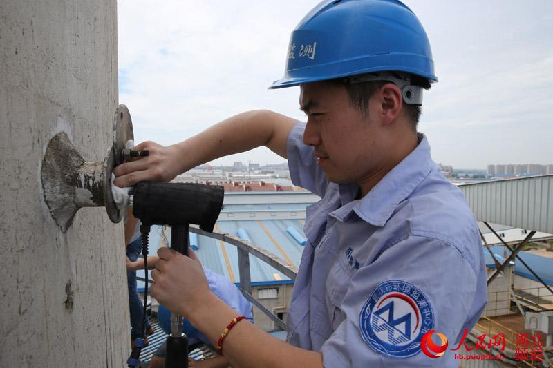 高清组图:头顶烈日手持烟枪守护蓝天的环境监测员