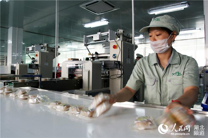 湖北宜昌:茶味月饼,洁净化工厂抢鲜造