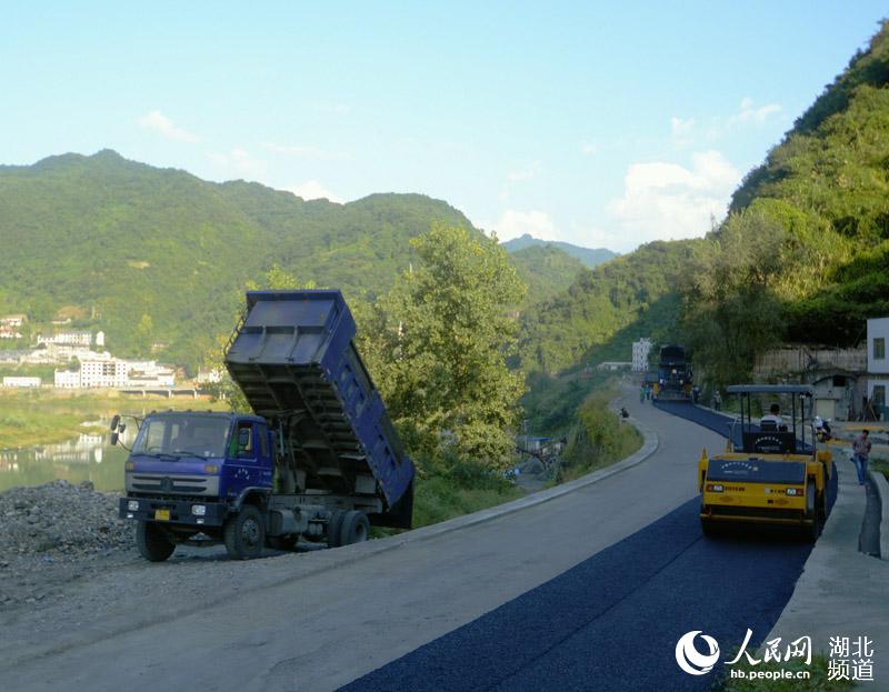 湖北:十竹路(281省道)竹山县段进入沥青路面铺