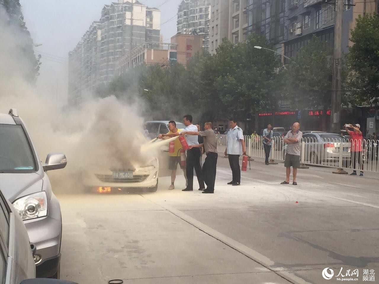 武汉一车辆自燃 银行领导报警又救火