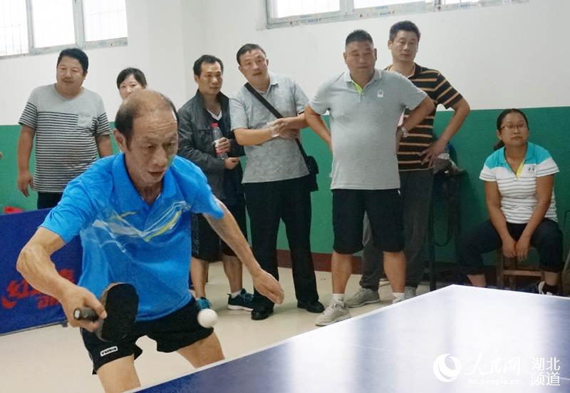 丹江口举办园丁杯乒乓球比赛 68支代表队挥