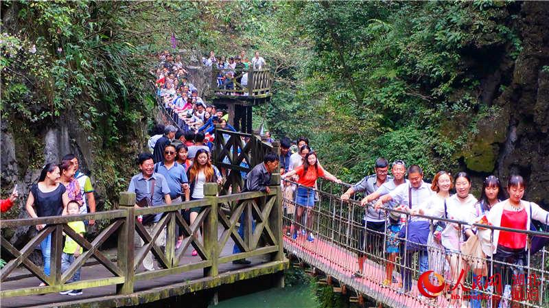 湖北宜昌:黄金周近二十万游客玩转三峡晓峰