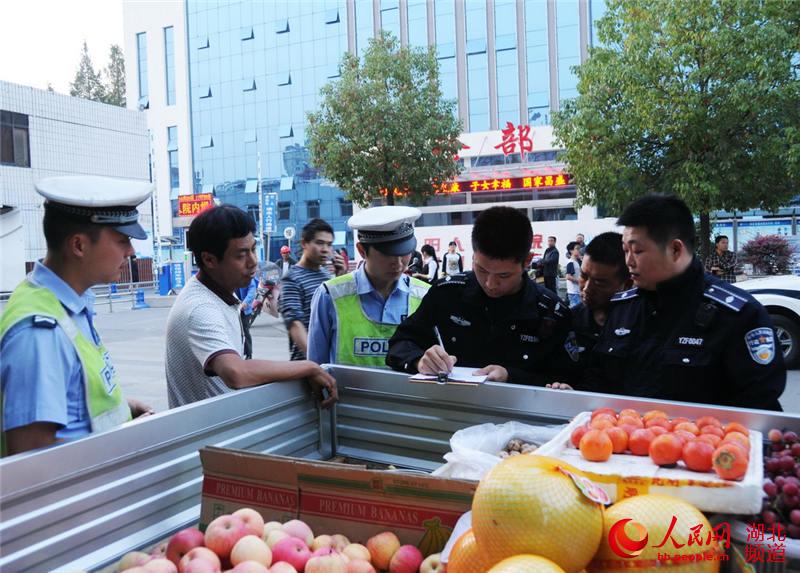 湖北十堰:交警城管联合执法整治占道流动商贩