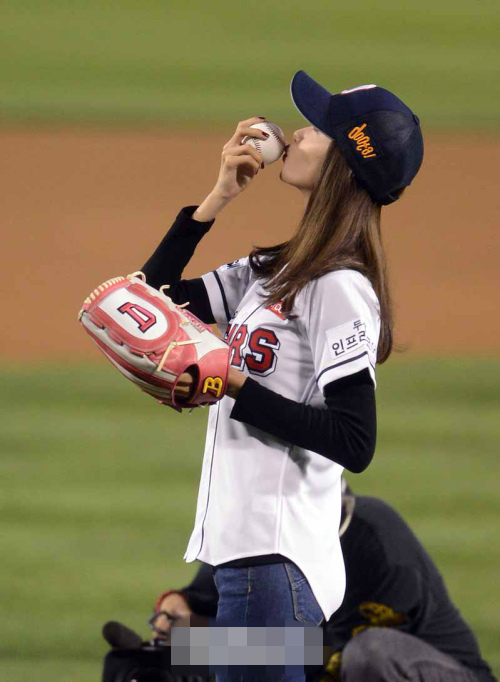 少女时代允儿为棒球赛开球 身穿棒球服活力十足又可爱【组图】--湖北频道--人民网