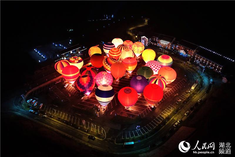 湖北恩施上演热气球挑战赛 文化惠民主题活动