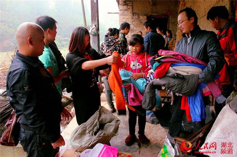 湖北十堰:爱心志愿者到山区为贫困户送过冬物