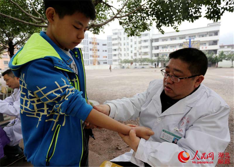 湖北巴东:政府买单 为5万名中小学生进行健康检查