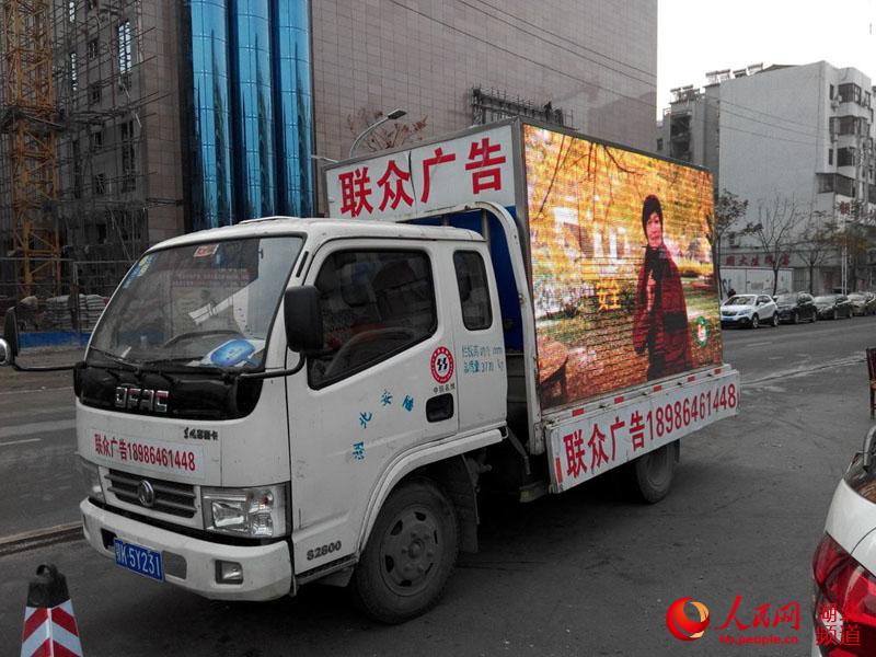 安陆:民营广告车义务巡街宣传交通法规