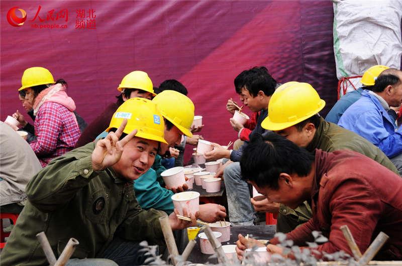 高清组图:工地上大受欢迎的农民工自助餐午饭