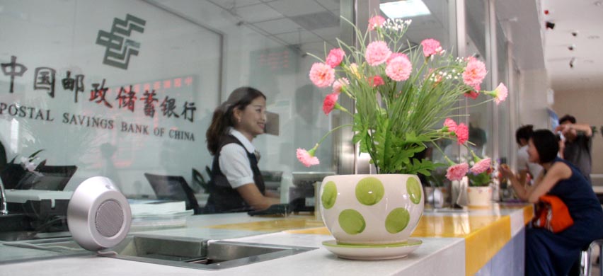 郵儲銀行網點，客戶正在辦理業務。