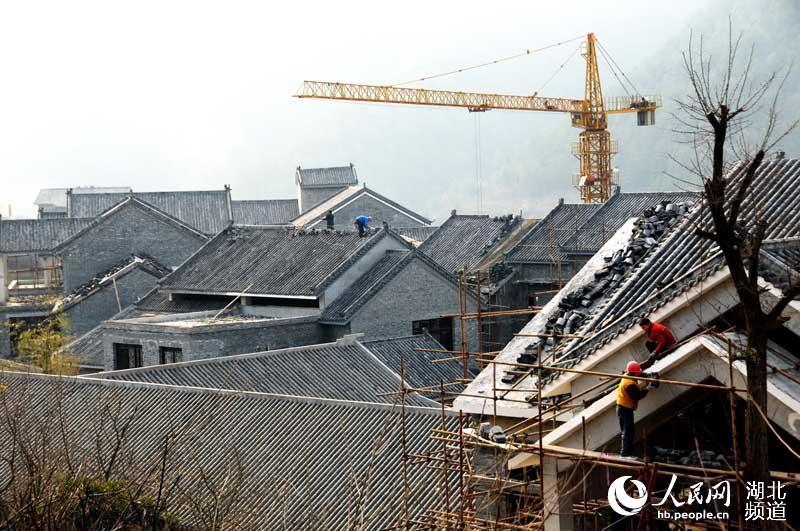 12月21日,仿古建筑工人正在中国旅游名村,湖北省十堰市郧阳经济开发区