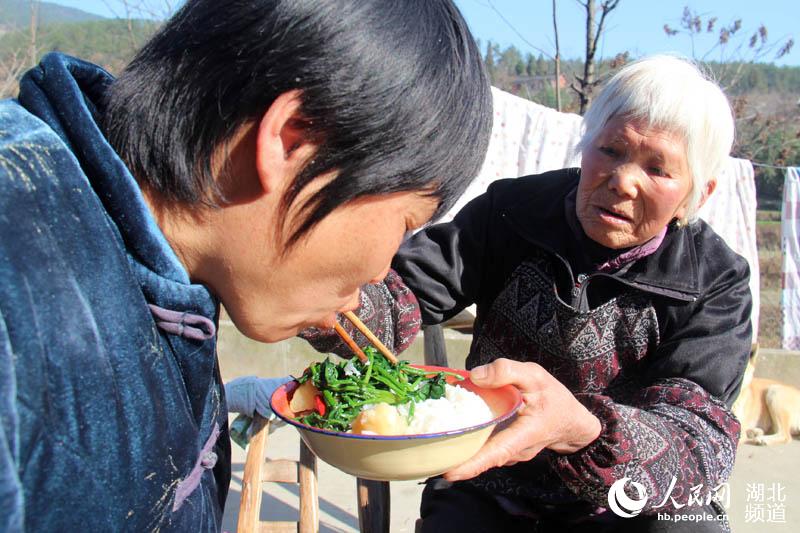 女子失去四肢14年 七旬婆婆成为她的手脚