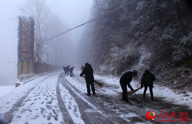 湖北麻城：大雪封山龟峰山景区扫雪迎宾