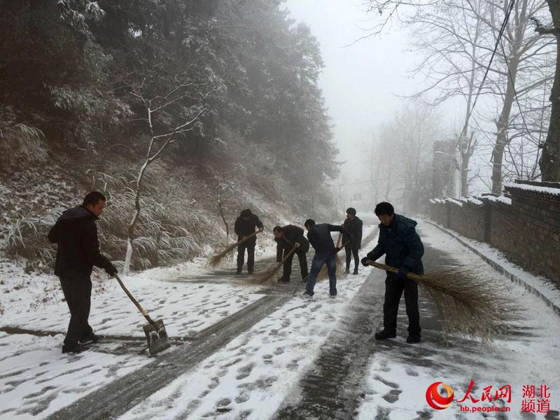 湖北麻城：大雪封山龟峰山景区扫雪迎宾【2】