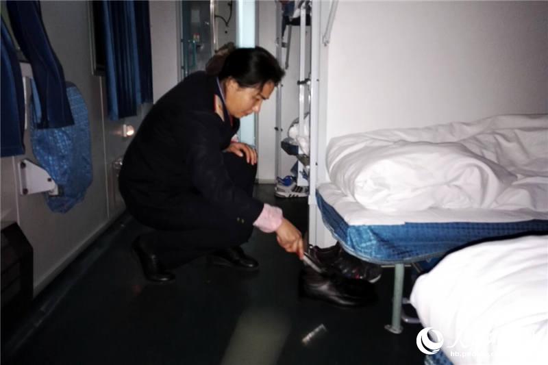 高清组图:零点列车上的乘务员