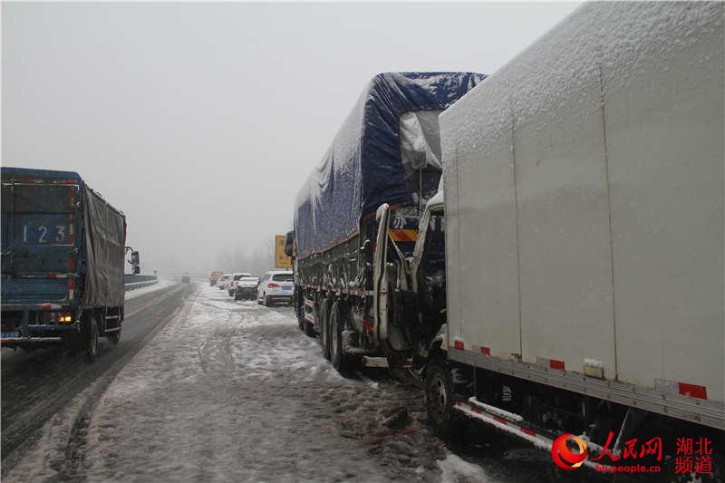 高速公路十车连环追尾 潜江消防大雪中紧急救