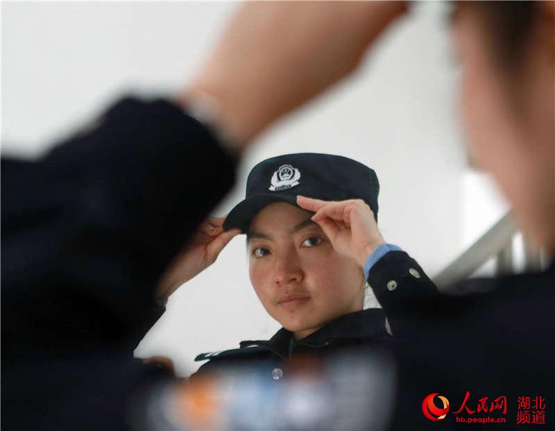 高清组图:90后武汉铁路女警的第一个春运