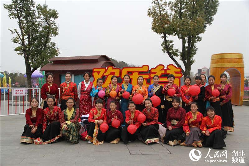 35名藏族中学生武汉欢乐谷里闹元宵