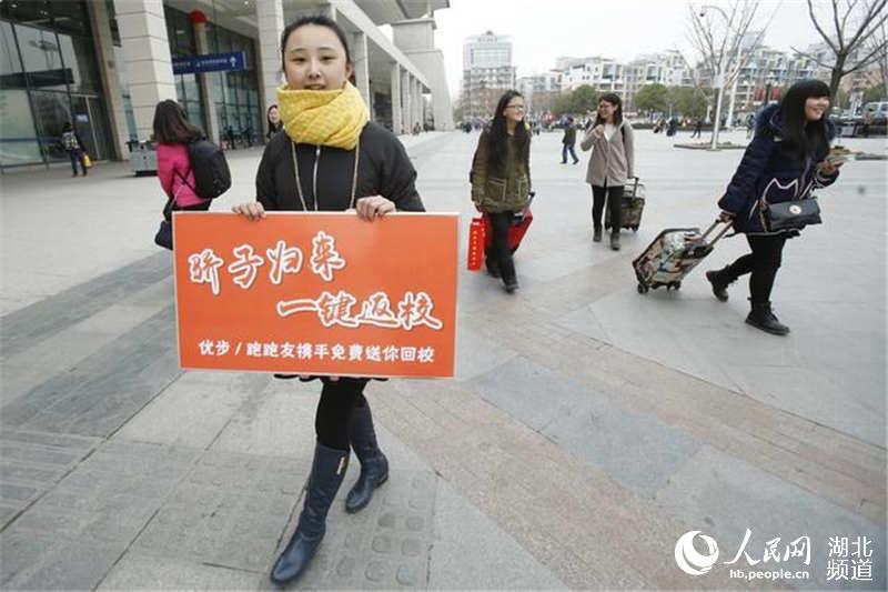 在教师节部分学生返校看望教师如何写新闻稿_返校结局_返校