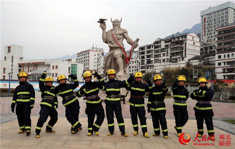 神农架消防队员唱《大王叫我来巡山》宣传防火