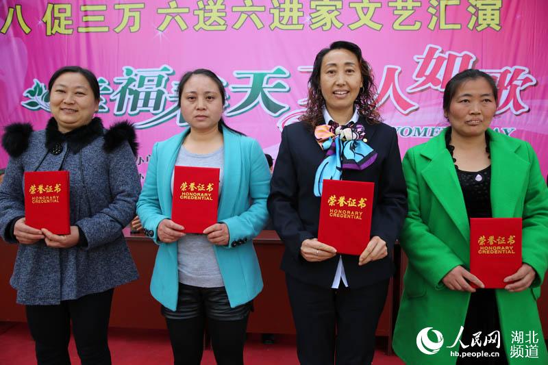 宜昌市老科协艺术团送戏到库区(组图)