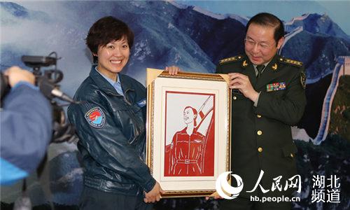 武汉警备区司令员刘瑾向全国三八红旗手标兵李凌超赠送了节日礼物:一