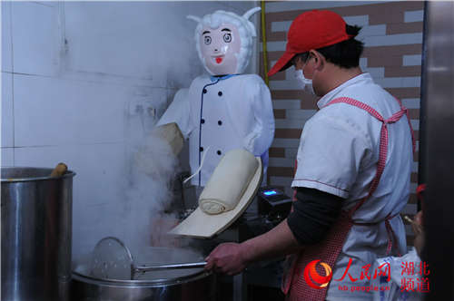 武汉高校食堂机器人厨师火爆校园