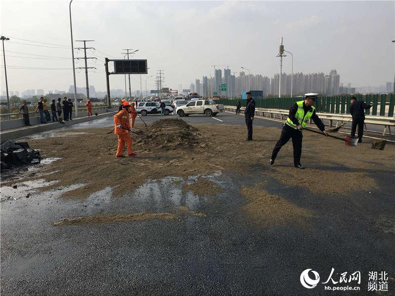武汉三环线车祸污染路面 沌口城管紧急清理确