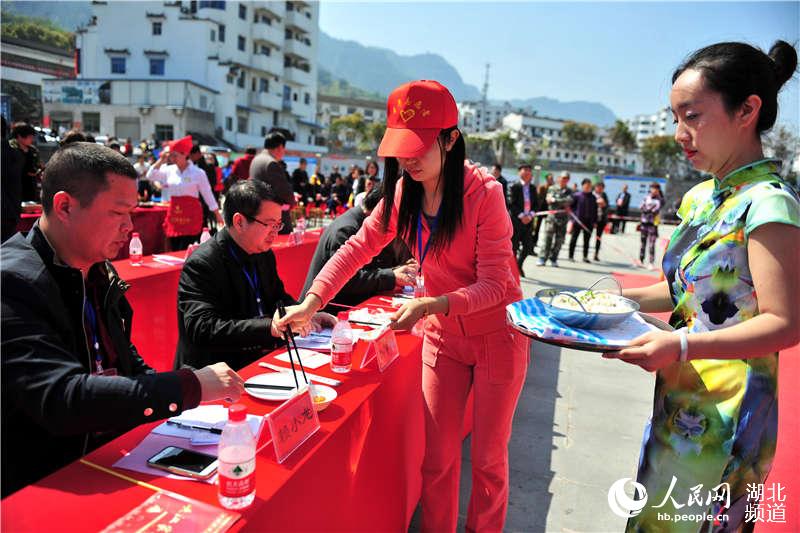 湖北宜昌:厨娘巧手秀家宴 乡村美食醉峡江