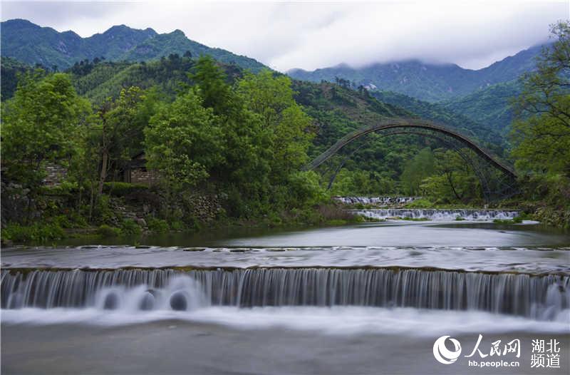 高清组图：四月麻城看杜鹃 龟峰峡谷揽飞瀑