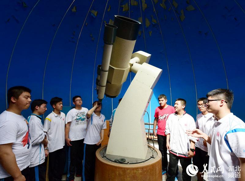 天文望远镜助学生探索天空奥秘