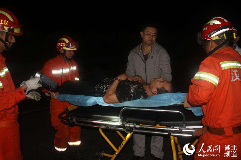 晨汉宜高速货车小轿车追尾2人被困 潜江消防紧