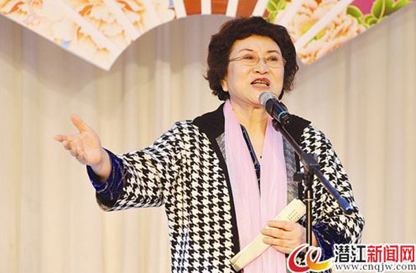 記者從市委宣傳部獲悉，第七屆湖北（潛江）龍蝦節開幕式文藝演出明星陣容及表演的節目內容基本確定。　　本次開幕式文藝演出由中國影協、中國文聯電影藝術中心以“送歡樂·下基層”的形式走進潛江，開展文化惠民演出。整場演出有胡雪晴、霍尊帶來的熱門影視劇《大宅門》、《羋月傳》的主題曲，雪山朗瑪組合帶來的組合唱，宗庸卓瑪的女聲獨唱，還有著名評書家劉蘭芳帶來的評書，特型演員王霙、郭法曾、郭偉華、王伍福的即興表演《偉人情懷》，王茜華等的配樂詩朗誦。演出還特別邀請了著名影視演員岳紅和著名導演編劇演員英壯當擔主持。