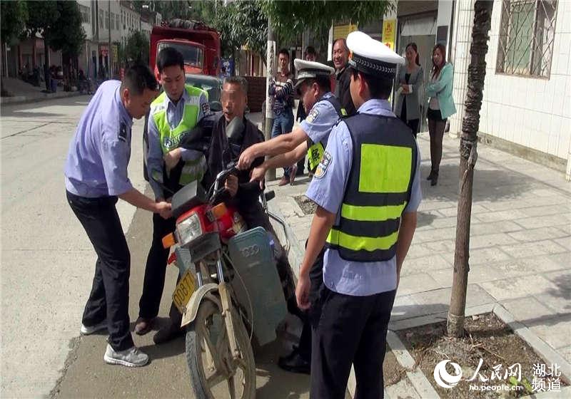 无奈之下,执勤民警欲对其强制传唤。