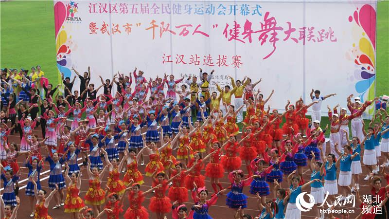 武汉群众广场舞大赛开赛 广场文明舞起来