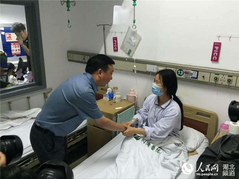 黄陂病床吴祖云看望区长上的小欣怡.提起女人性感老公的睡衣选性欲图片
