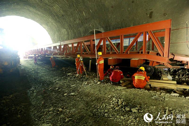 汉十高铁举行隧道坍塌应急救援演练