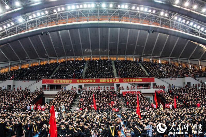 7000人同披学士服 华中科技大学上演“最牛毕业典礼”