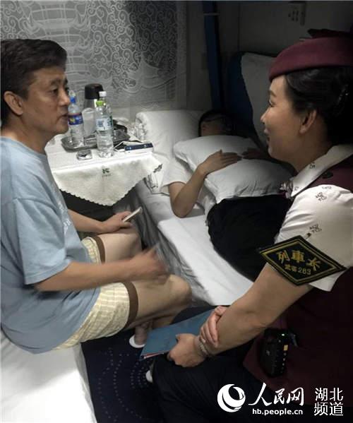 Z37次车长李锦娥向医生询问病人的情况。
