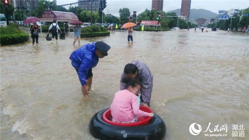 轮胎变身皮划艇 暴雨后武汉市民“坐船”出行