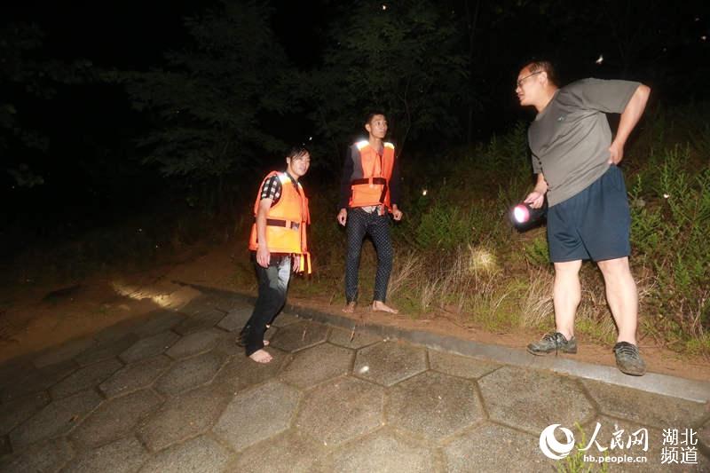 湖北孝昌两男子深夜被困孤岛 消防紧急营救