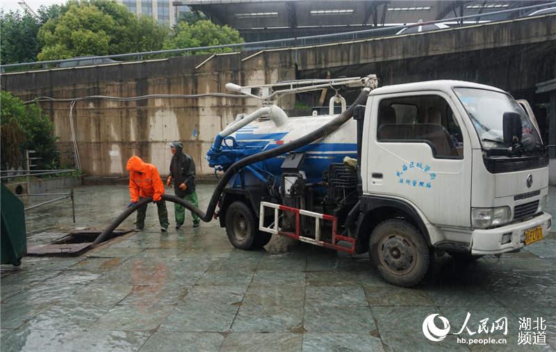 武昌城管增加公厕疏捞频率 确保雨季公厕下水管网通畅