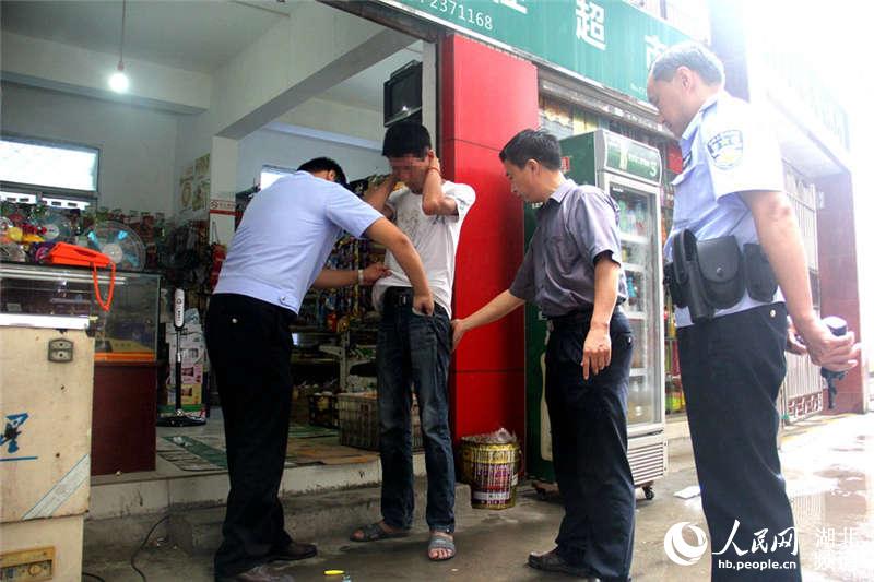 荆门巡警:街头查验身份证揪出盗车贼