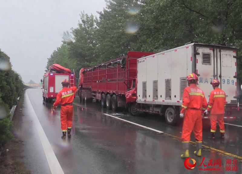 雨天路滑致高速两货车追尾 孝感消防救出被困司机