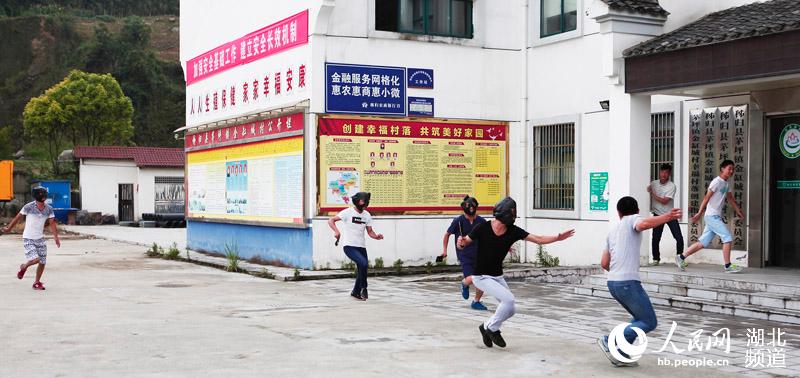 6月21日，参与湖北省秭归县公安局反恐演练的四名群众演员扮作暴恐分子，在车站持刀“追砍”无辜群众