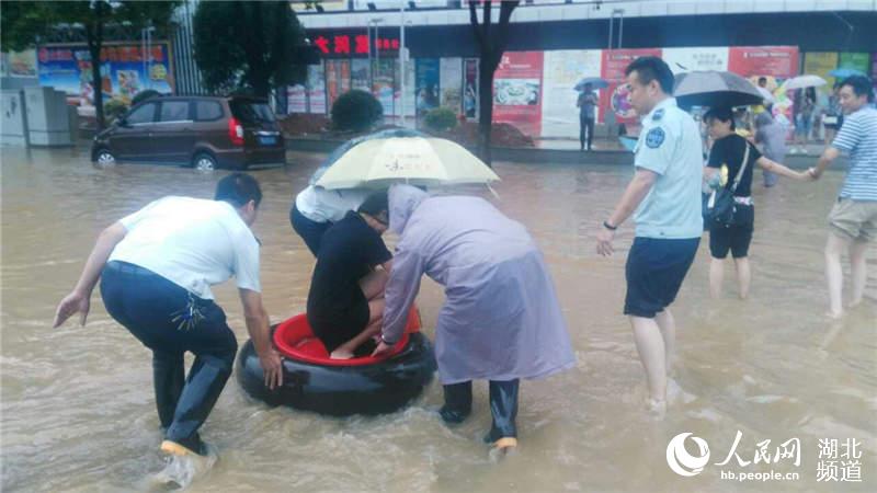 抗击人口_抗击疫情手抄报