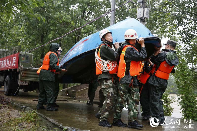 湖北咸宁市消防紧急增援武汉抗洪一线 转移被