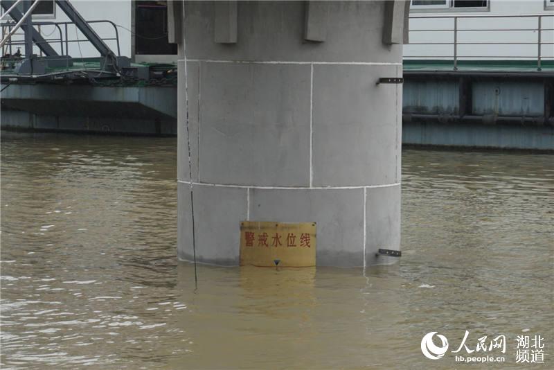 长江汉口站水位首超警戒线 防汛形势严峻
