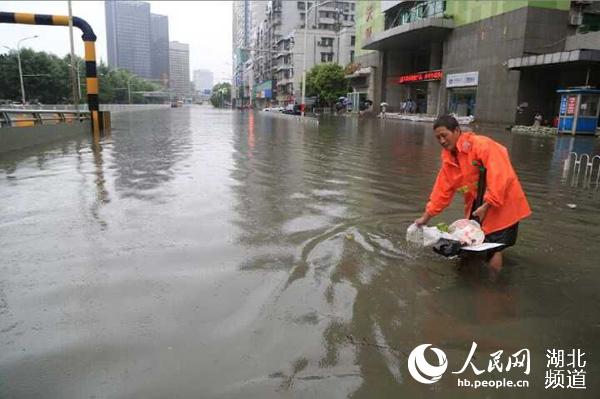 武汉周降雨量破历史最高纪录 城区交通大面积